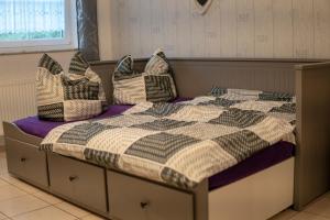 GransdorfにあるFerienwohnung Haus Biggiのベッド(枕付)が備わる客室です。