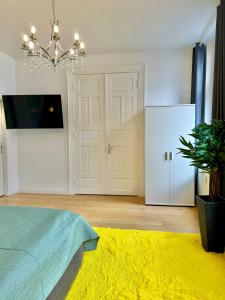 - une chambre avec un lit et un lustre dans l'établissement Geräumiges City-Apartment mit 2 Badezimmer und Parkplätzen D46-OG, à Oldenbourg