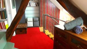uma escada com tapete vermelho e um tapete vermelho em L'Opéra , appartement cosy, centre historique em Rennes
