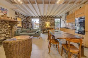 kuchnia ze stołem, krzesłami i kanapą w obiekcie Minihic - Belle maison 3 chambres- Proche Mer w Saint-Malo