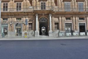 un gran edificio con una gran entrada a un edificio en Casa Galati, en Palermo