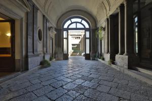 un pasillo vacío de un edificio con un arco en Casa Galati, en Palermo