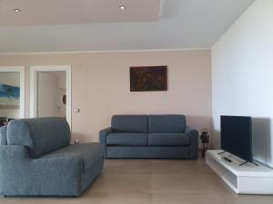 un soggiorno con divano e TV di Asinara a Sassari