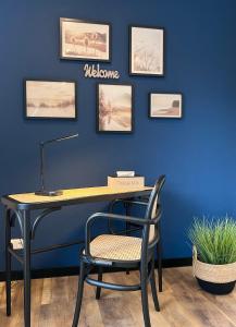 a desk with a chair next to a blue wall at Große Wohnung & Apartment Sauna & 4 Badezimmer Netflix in Petershagen