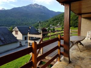 balcón de madera con vistas a la montaña en Résidence Maison Traditionnell - Maisons & Villas pour 10 Personnes 384 en Vignec