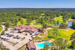 een luchtzicht op een resort met een zwembad en een golfbaan bij Lake Sam Rayburn Home Resort Access, Near Fishing in Brookeland