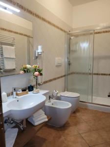 W łazience znajduje się umywalka, toaleta i prysznic. w obiekcie Hotel Squarciarelli w mieście Grottaferrata