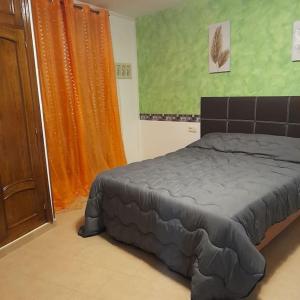 um quarto com uma cama e uma cortina laranja em Plaza de Chinchón. Apartamento. em Chinchón