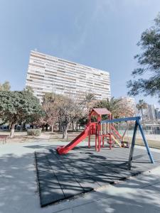 un parque infantil con un gran edificio en Sea Apartment, en Alicante