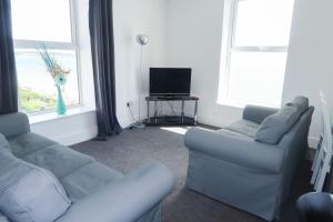 Sala de estar con 2 sofás y TV en Farina No8, 3 bedroom Sea view apartment sleeping 7 guests, en Bridlington