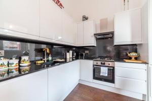 Kuchyň nebo kuchyňský kout v ubytování Modern & Trendy 1-bed in Earl's Court!
