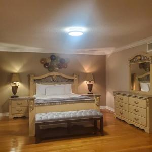מיטה או מיטות בחדר ב-4 Bedroom House in Mississauga