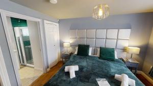 um quarto com uma grande cama verde com almofadas verdes em The Farmers Boy Inn Guest House em Longhope