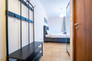 A bed or beds in a room at Lovely apartment in Studentski grad Még 7 kép