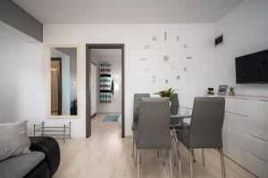 Et tv og/eller underholdning på Charming Apartments Rose 1&2 with pool