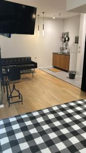 阿什杜德Sima suite 3的配有大屏幕平板电视的客厅