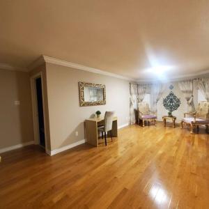 una sala de estar vacía con suelo y muebles de madera en 4 Bedroom House in Mississauga, en Mississauga