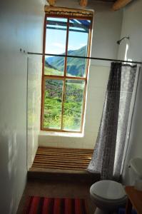 ein Bad mit einer Dusche und einem Fenster in der Unterkunft Pampachayoq - Mountain retreat in Urubamba