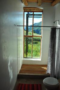 ein Bad mit einem Fenster und einem Duschvorhang in der Unterkunft Pampachayoq - Mountain retreat in Urubamba