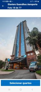 a building with a car parked in front of it at Guarulhos flat services, aeroporto in Guarulhos