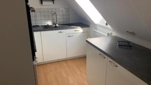 A kitchen or kitchenette at Zimmer in Wohnung, Monteure, Zentral,