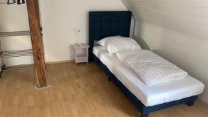 - un lit avec une tête de lit bleue dans l'établissement Zimmer in Wohnung, Monteure, Zentral,, à Enger