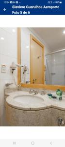 瓜魯柳斯的住宿－Guarulhos flat services, aeroporto，一间带水槽和镜子的浴室