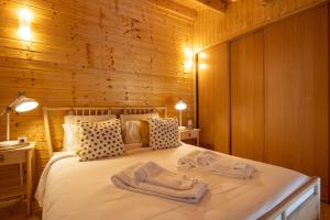a bedroom with a bed with towels on it at Quinta da Capelinha Agroturismo in Tavira +45 photos