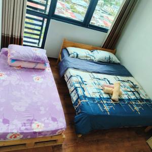 2 łóżka pojedyncze w pokoju z oknem w obiekcie Littleching vivacity jazz 3 @2bedroom w mieście Kuching