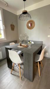 Un comedor con mesa y sillas en appartement en residence PIERRE ET VACANCE au golf, en Biscarrosse