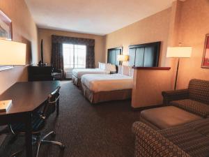 een hotelkamer met 2 bedden en een tafel bij Wildwood Lodge in Pewaukee