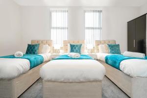 3 posti letto in una camera con blu e bianco di Large 7 Bedroom Townhouse with Parking - WIFI & Netflix - Sleeps 16 - 568P a Birmingham
