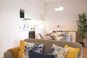 un salon avec un canapé et une table dans l'établissement Marquês City Center Flat, à Porto