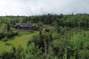 eine Luftaufnahme eines Hauses mitten auf einem Feld in der Unterkunft Privacy @ Bras d’Or Lakes Sun House Chalet in St. Peter's