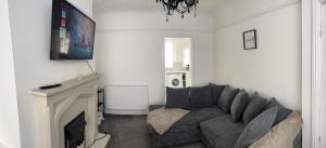 un soggiorno con divano e TV a schermo piatto di 2 Bed Property with parking a Liverpool
