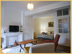 een woonkamer met een bed en een open haard bij Les Suites de Bellac in Bellac
