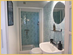 uma casa de banho com um chuveiro, um WC e um lavatório. em Les Suites de Bellac em Bellac
