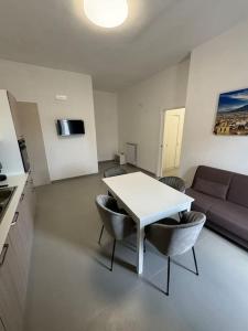 a living room with a table and chairs and a couch at CASA LUISA - Comfortable APT in San Vitaliano 