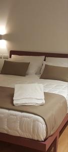 a bed with white sheets and pillows on it at VENTO DI GISIRA in Brucoli