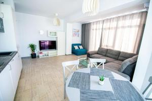 - un salon avec un canapé et une table dans l'établissement Apartament Katrina - Alezzi Beach - Sea View, à Mamaia Nord – Năvodari