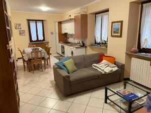 a living room with a couch and a kitchen at Casa vacanze da Carla in Abbadia Lariana
