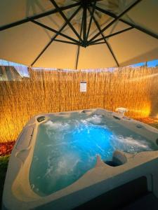 - une baignoire jacuzzi dans une tente avec eau bleue dans l'établissement Family Friendly 4Bedroom, 3Bathroom, Hot Tub, BBQ, near Everglades, Miami MetroZoo, à Homestead