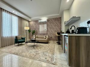 吉達的住宿－Khozama Living 2 - Alnahda，客厅配有沙发和桌子