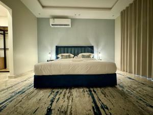 ein Schlafzimmer mit einem großen Bett in einem Zimmer in der Unterkunft Khozama Living 2 - Alnahda in Dschidda