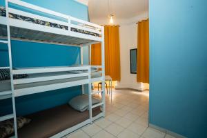 Pokój z łóżkiem piętrowym i korytarzem w obiekcie Le Pastoral w Nicei