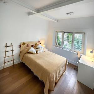 una camera con un letto e una scala di Triana 35 a Madrid