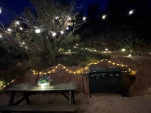 uma mesa de piquenique num jardim à noite com luzes em Retreat (rinconcito) em Hildale