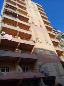 ein großes Apartmenthaus mit Kleidern auf den Balkonen in der Unterkunft Friends motel in Alexandria