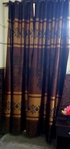una cortina que se sienta junto a una mesa en Hotel SleepInn, en Faisalabad
