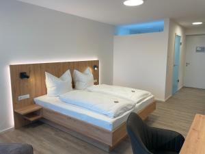 una camera con un grande letto con testiera in legno di MEIN MOTEL - Self Check-in 